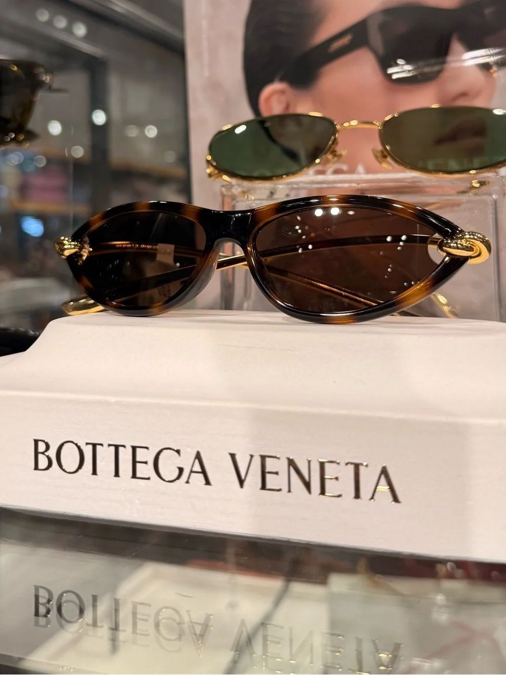 ISO bottega Veneta Tortoiseshell Oval Sunglasses with Gold Accents - Brown